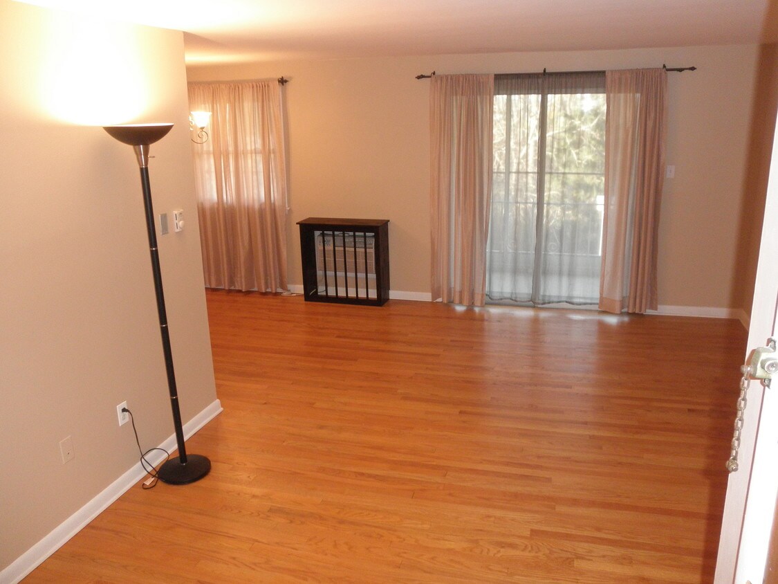 17 Sunnybrook Rd, Stratford, NJ 08084 Condo for Rent in Stratford, NJ