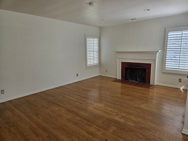 Building Photo - Santa Ana 3 Bedroom, 2 Bath House for Leas...