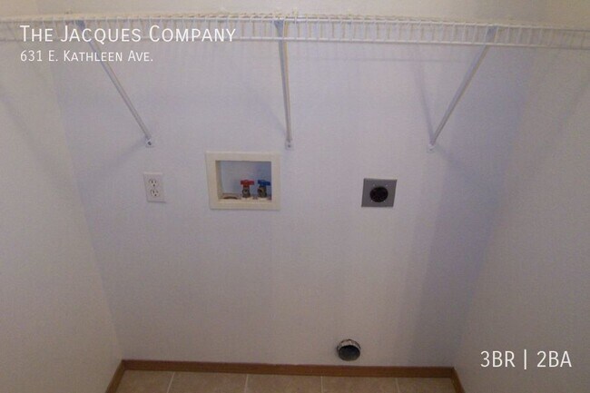 Building Photo - Very Nice 3 Bedroom 2 Bath on North Side