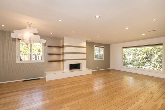 Foto del edificio - Elegant 3 Bed 2 Bath Home, Beautifully Remodeled in 2011