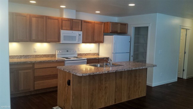 Building Photo - 4 br, 2.5 bath Townhome - 44 Muskrat Ln