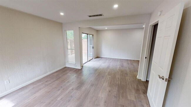 Foto del edificio - 5917 Little Creek Trail