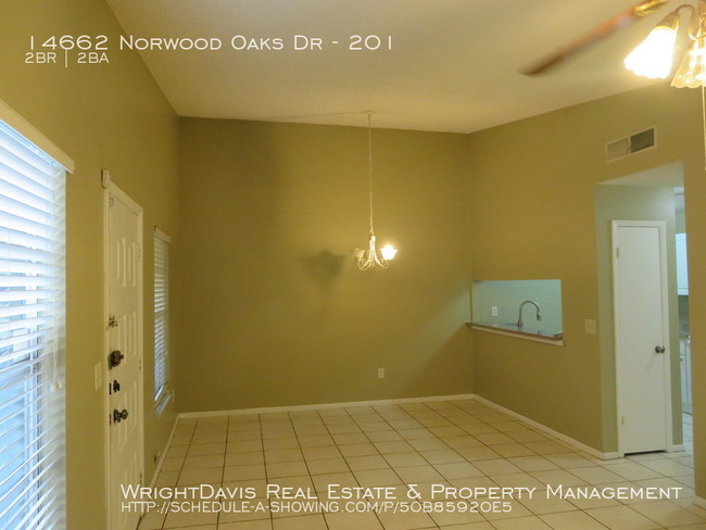 Building Photo - Adorable 2/2 Condo in North Oaks!