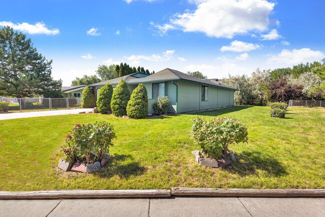 Building Photo - 2436 Hillcrest Way