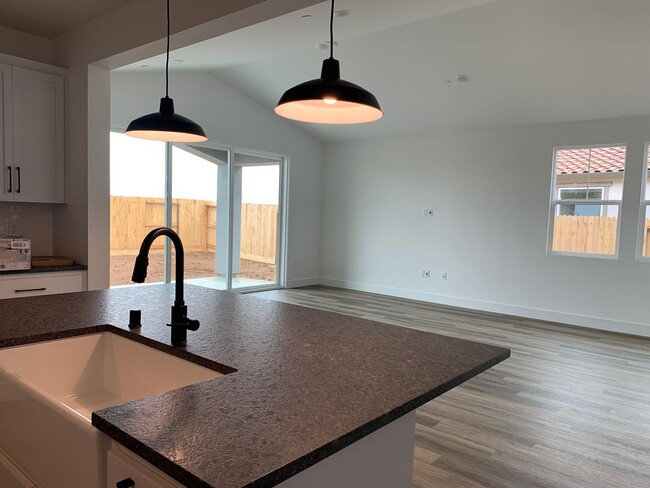 Building Photo - Brand NEW 4 bedroom 1 story home Rancho Co...