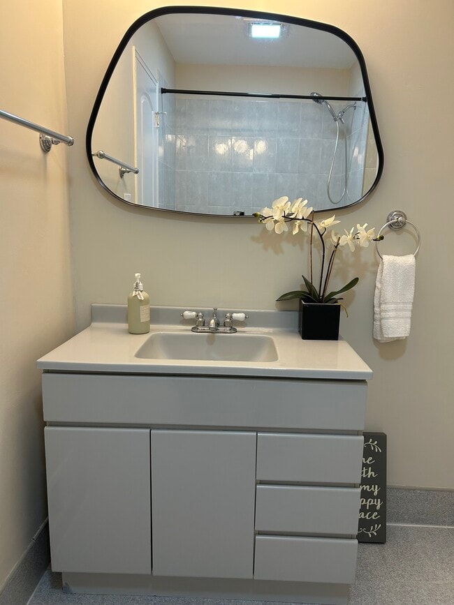 Building Photo - 2731 E 65th St