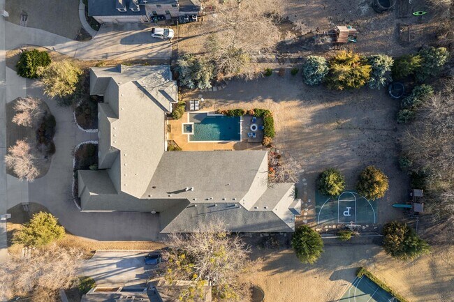 Building Photo - 931 Woodview Dr