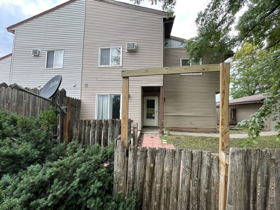 Building Photo - 3 Bed 1 Bath Townhome