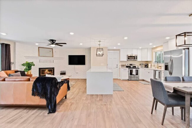 Building Photo - 1215 E Cerramar Ct