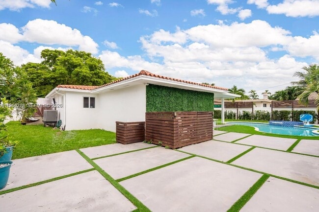 Foto del edificio - 1040 N Royal Poinciana Blvd