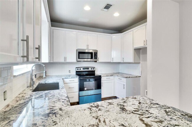 Foto del edificio - 7312 E Ben White Blvd