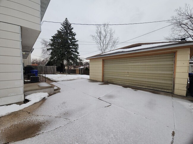 Foto del edificio - 631-633 E Longview Dr.