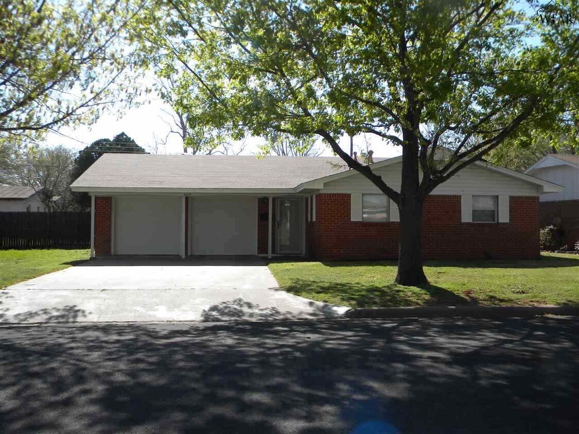 Primary Photo - 1012 E Beverly Loop