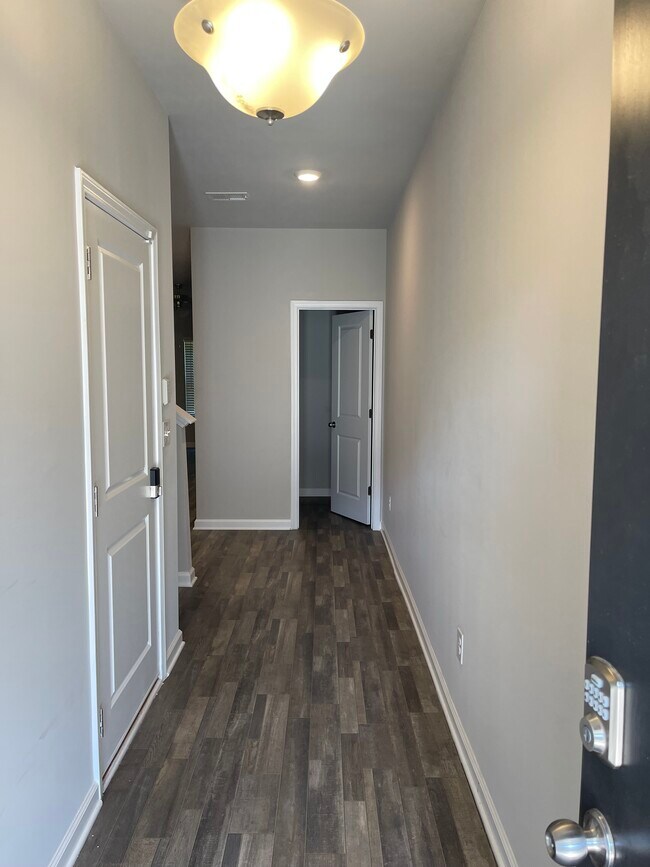 Entry hallway - 3405 Endurance Ct