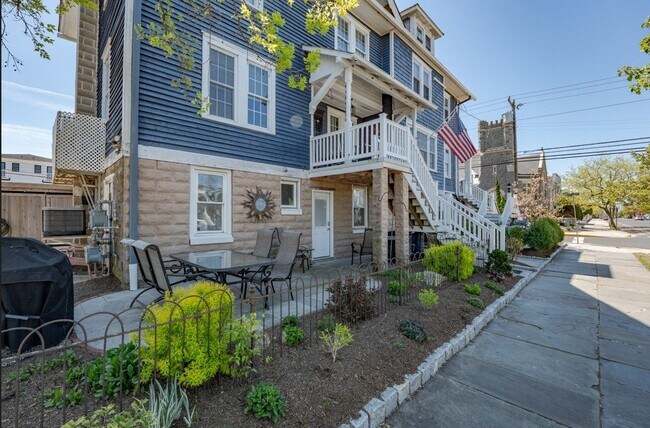 Building Photo - 637 Wesley Ave