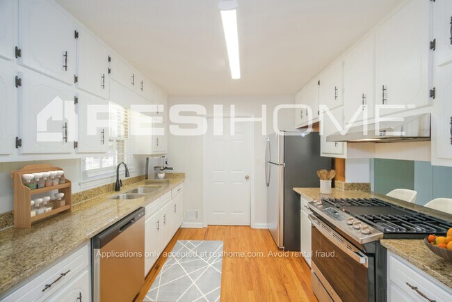 Building Photo - 271 Meadowbrook Drive