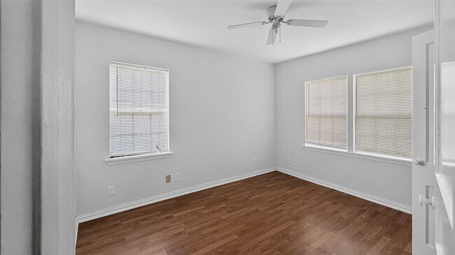 Building Photo - 1118 Hunter Dr
