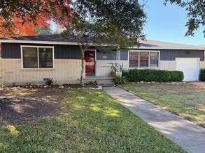 Building Photo - 2218 Rosewood Dr