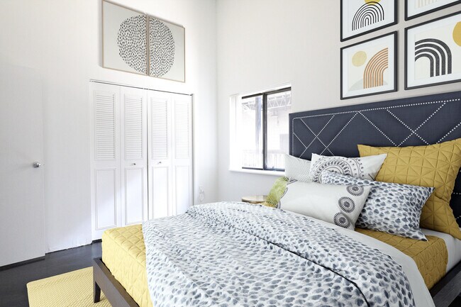 Dormitorio con cama amarilla en el patio - Ford Factory Lofts