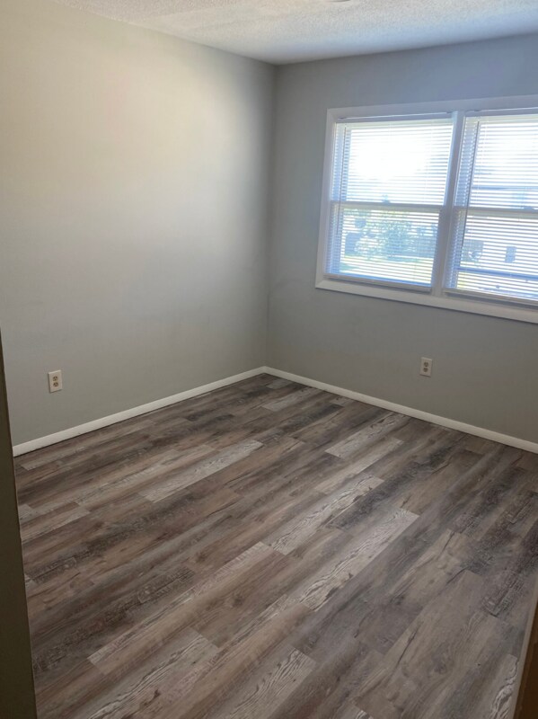 Building Photo - 705 Hollycrest Dr