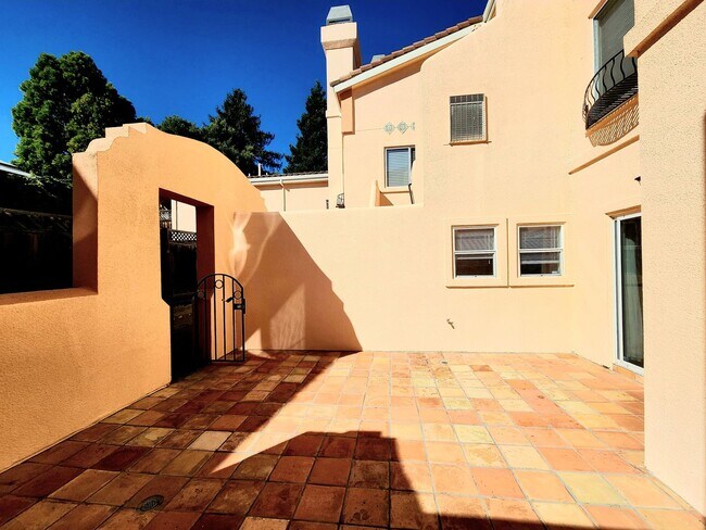 Foto del edificio - Spacious 3 bedroom condo
