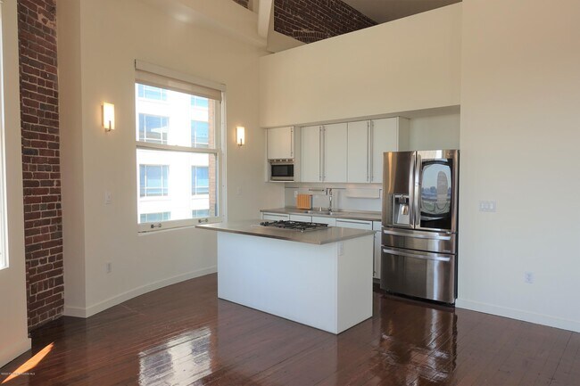 Building Photo - 257 S Spring St