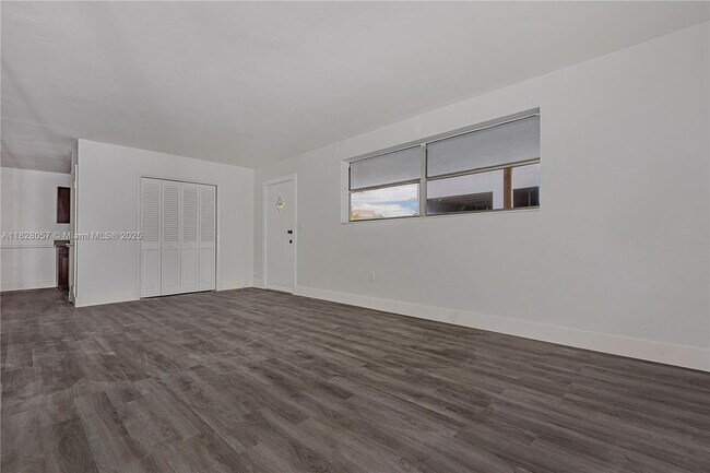 Foto del edificio - 6910 Bay Dr