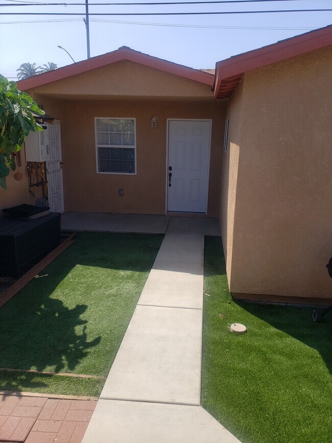 Entrada - 1540 W 58th St