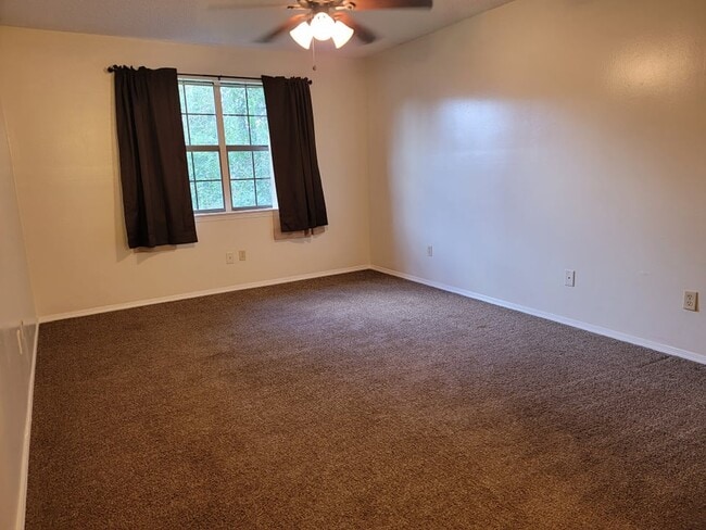 Building Photo - 6242 Ridgegate Cir