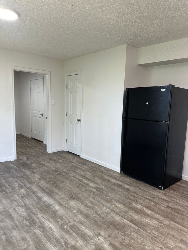 Building Photo - 1002 Harris Dr