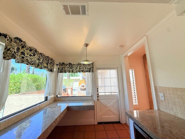 Building Photo - AVAILBLE NOW !! 2 Bedroom 2 Bathroom + Den...