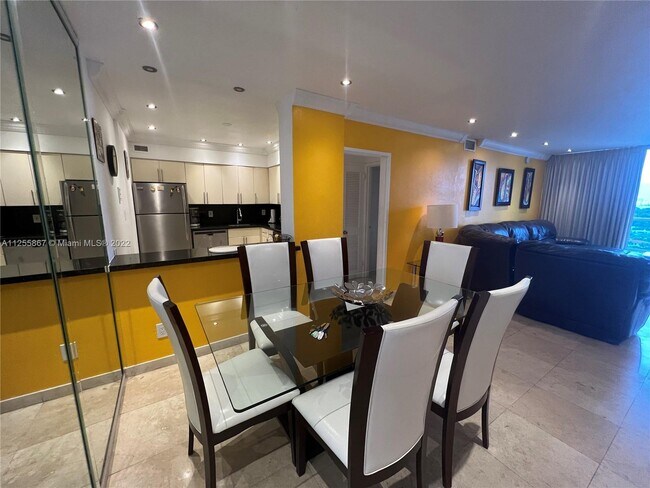 Building Photo - 5161 Collins Ave Unit 1711