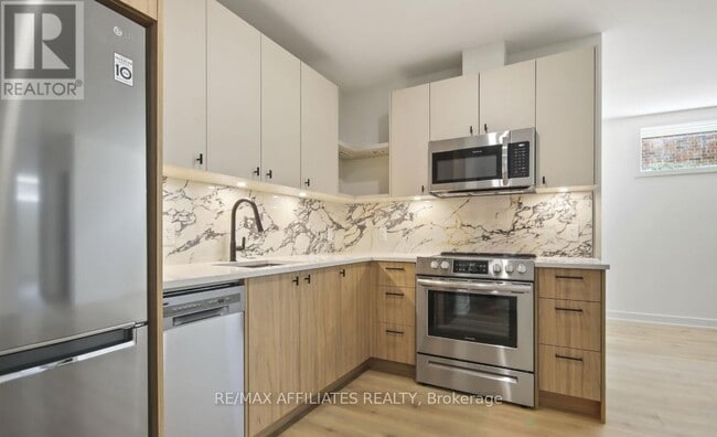 Photo du bâtiment - 241 Breezehill Ave S