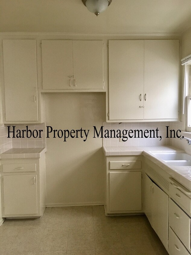 Primary Photo - 530 S Manhattan Pl