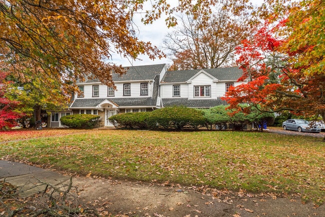 Photo - 817 Ashbourne Rd House