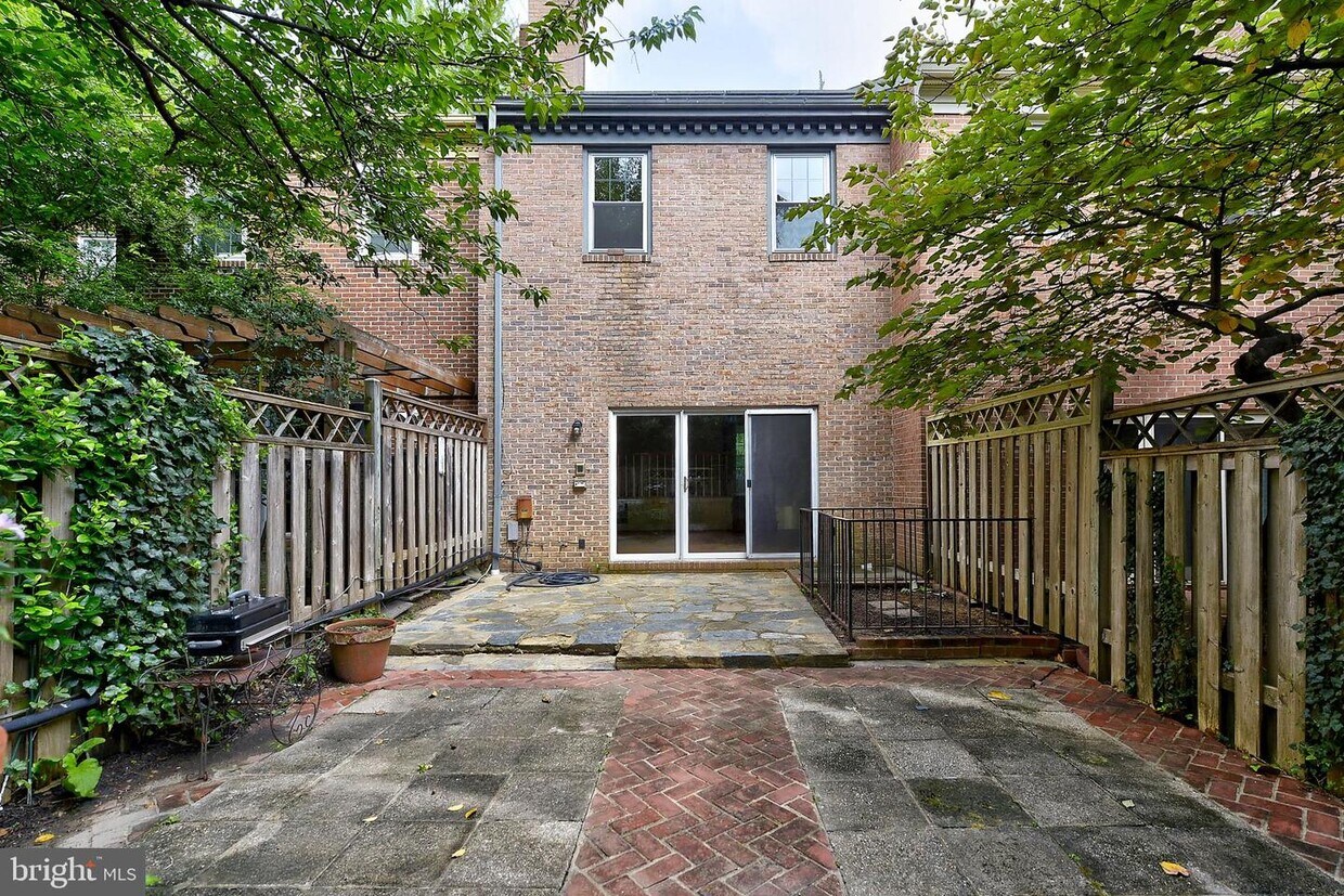 Foto principal - 3704 Huntington St NW