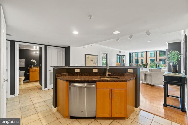 Foto del edificio - 2220 Fairfax Dr