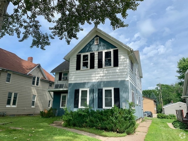 Building Photo - 226 20th St N