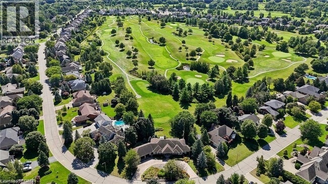 Photo du bâtiment - 231 Golf Course Rd