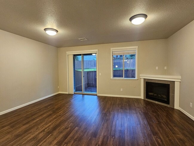Building Photo - Newer Gorgeous 3 bedroom 2.5 bathroom 2 ca...