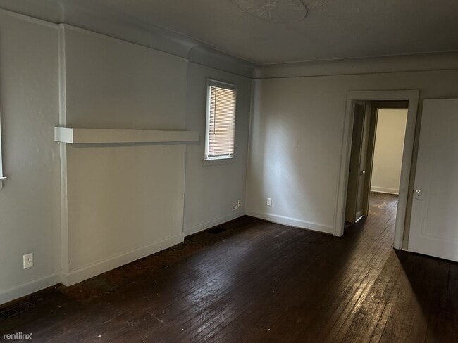 Foto del edificio - 3 br, 1.5 bath House - 11227 College St