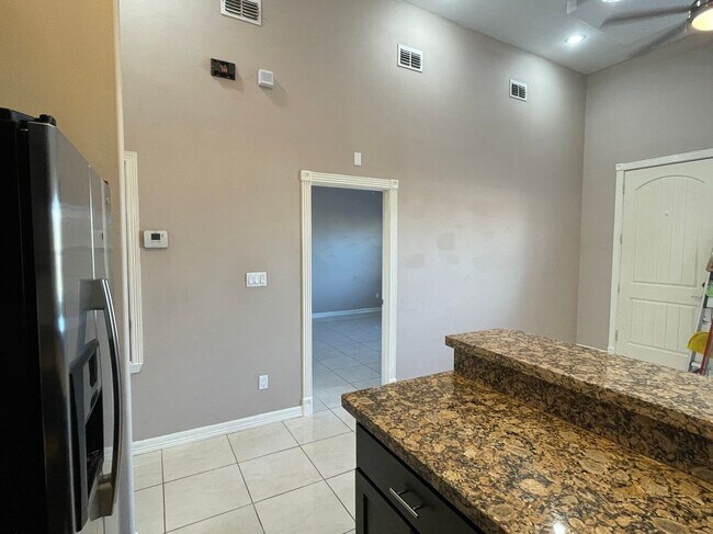 Building Photo - 3120 Regal Dr