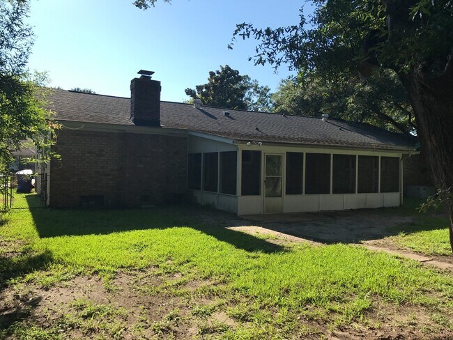 Foto del edificio - Spacious James Island Ranch with Screened ...