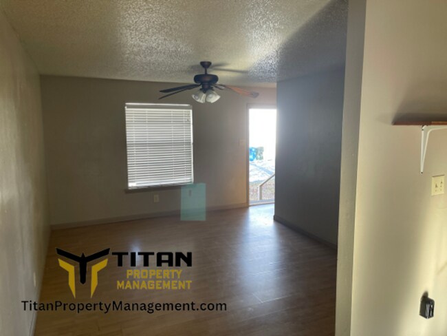 Foto del edificio - 2 Bed/1 Bath Townhouse with 2 Closets in Main Bedroom!