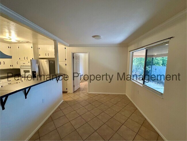 Building Photo - Beautiful 4 Bed/2 Bath Home in Taft w/ RBP...