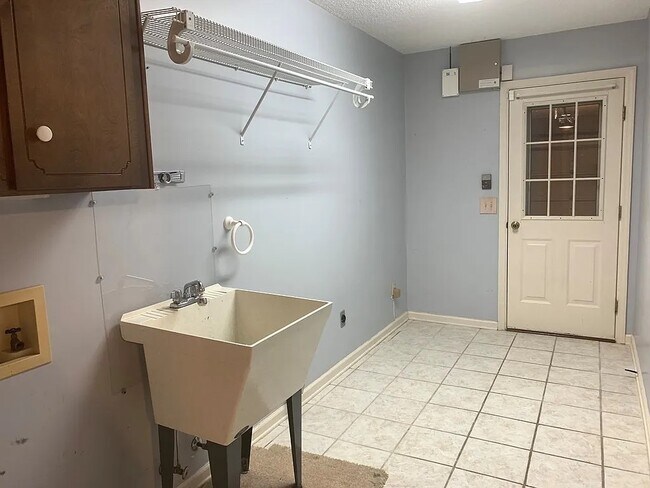 Foto del edificio - 386 Meloney Dr