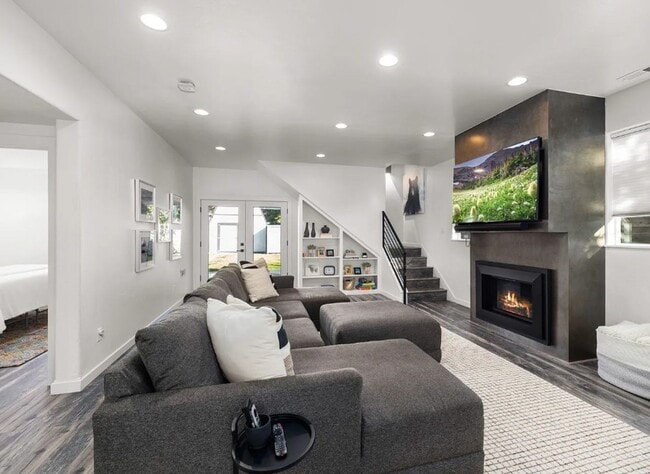 Foto del edificio - 4 Bed, 2 Bath, Fully Furnished, 2 Level Home, Fenced Yard