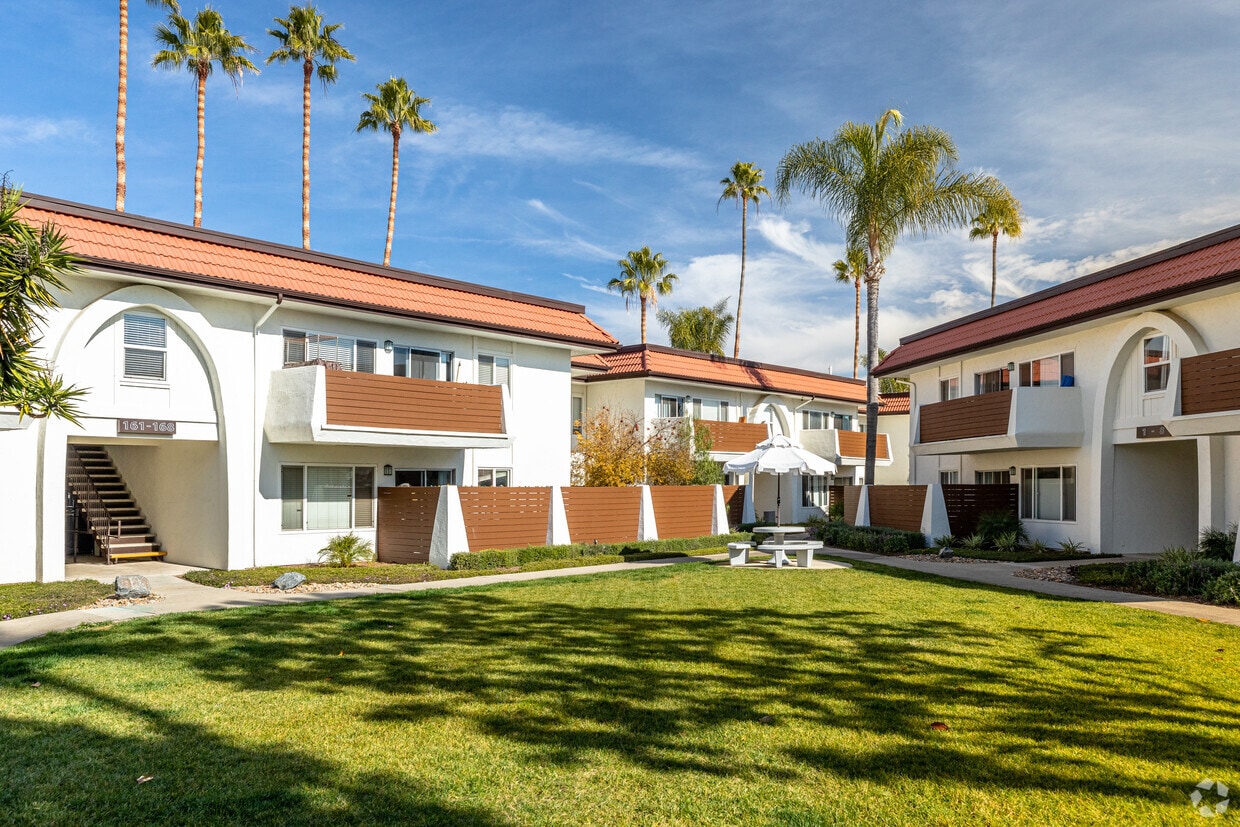 201 Los Arbolitos Blvd