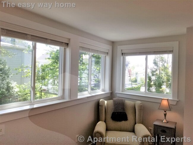 Building Photo - Somerville/Tufts 1 Bedroom * Modern Kitche...