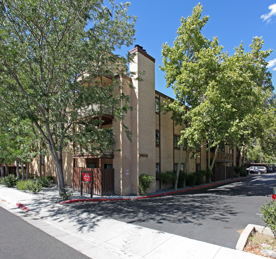 Building Photo - Lakeside Plaza Condominiums